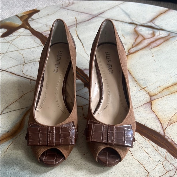 Ellen Tracy Brown Suede & Leather Peep-Toe Heels – Elegant with a Bow, Size 7.5 - Picture 1 of 9
